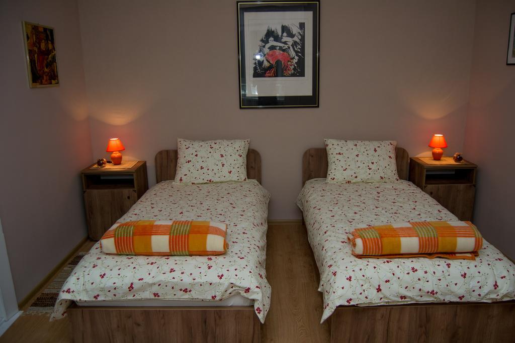 Guest House A'storia Ruma Extérieur photo